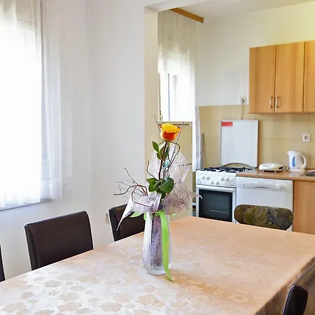 Apartment Josip 74 *